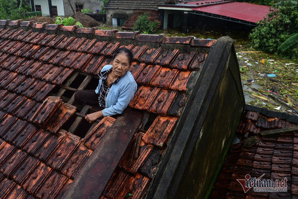Lũ lớn lịch sử ở Quảng Bình, người dân leo nóc nhà chờ ứng cứu