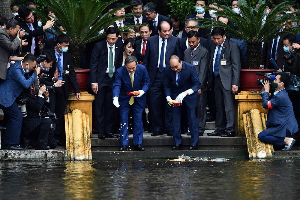 Thủ tướng Nhật Bản thăm Nhà sàn Bác Hồ, cho cá ăn trong khu di tích