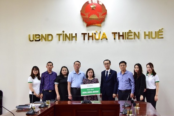 Bạn đọc VietnamNet trao 300 triệu đến gia đình phóng viên hy sinh ở Rào Trăng 3