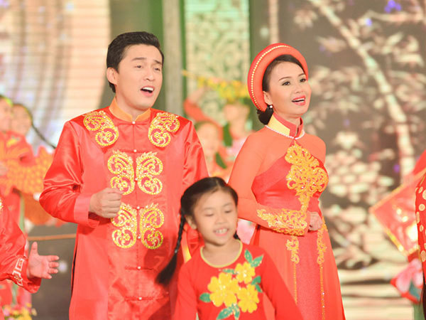 Pop star Truong’s online concert highlights famous songs in late 90s