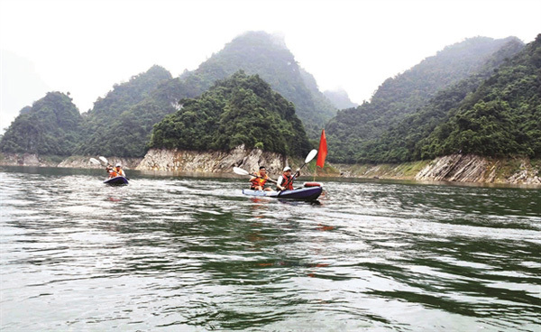 Exploring an inland Ha Long Bay in Tuyen Quang