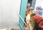 Giải cứu cụ già bị gãy tay chân khỏi rốn lũ Quảng Bình
