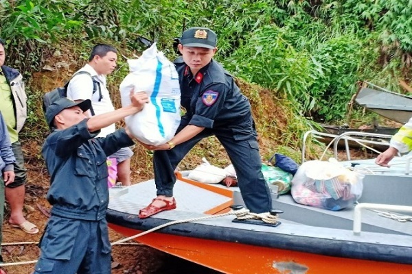 Vượt nước lũ cuồn cuộn chuyển gạo, mỳ tôm vào Rào Trăng 3