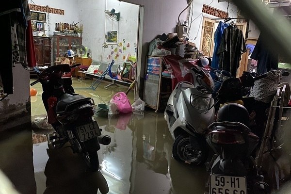 Triều cường dâng cao, nhà dân ở TP.HCM ngập nặng