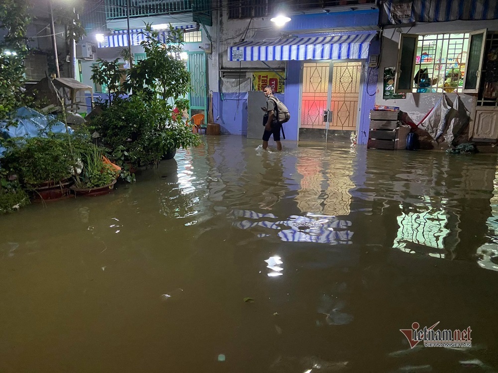Triều cường dâng cao, nhà dân ở TP.HCM ngập nặng