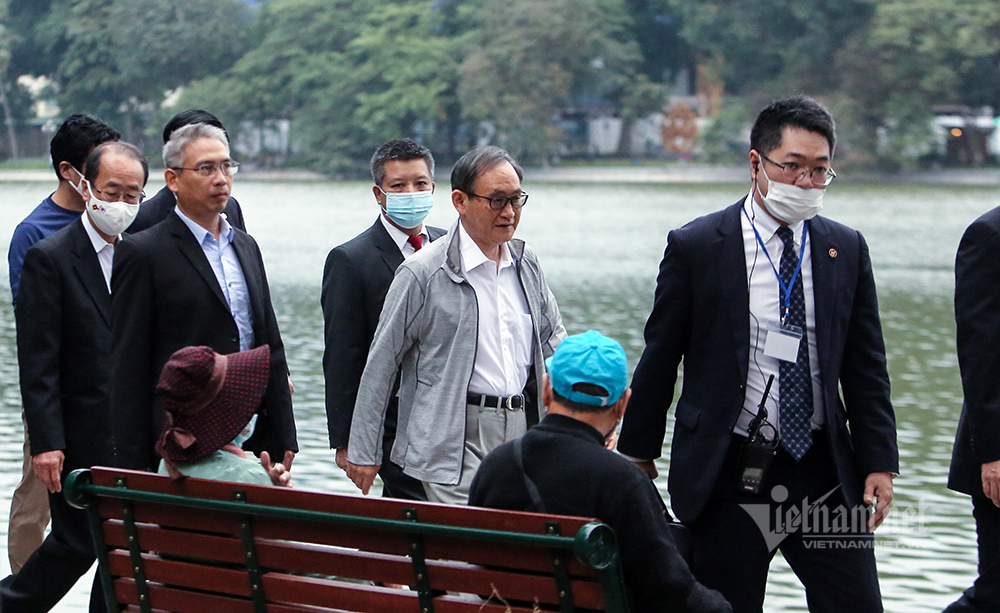 Thủ tướng Nhật Bản Suga Yoshihide đi bộ cùng người dân Hà Nội