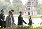 Thủ tướng Nhật Bản Suga Yoshihide đi bộ cùng người dân Hà Nội