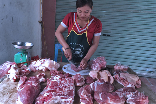 Thịt lợn ế ẩm cả năm, tiểu thương ngoài chợ đành phải giảm giá