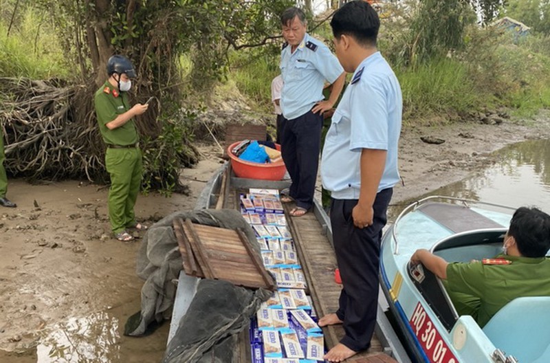 Truy quét từng hàng trà đá bán lẻ 1 bao thuốc lá lậu