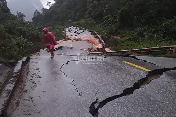 Hình ảnh hàng trăm mét quốc lộ ở Quảng Bình nứt toác