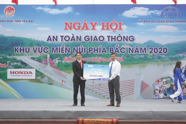 Honda Việt Nam tặng 1.000 mũ bảo hiểm cho người dân Yên Bái