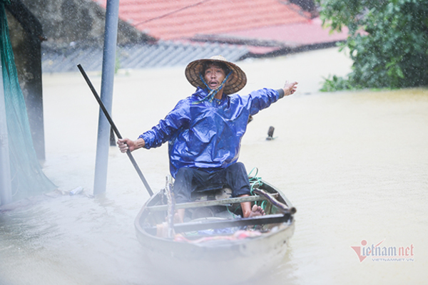 Kỹ năng 'tự cứu mình' trong lũ lụt bằng vật dụng đơn giản