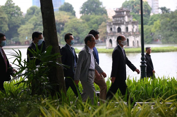 Japanese PM goes jogging in downtown Hanoi