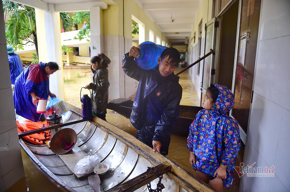 Lũ lụt Quảng Bình, nụ cười bà con nhận hàng cứu trợ ở bệnh viện