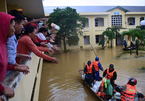 Lũ lụt Quảng Bình, nụ cười bà con nhận hàng cứu trợ ở bệnh viện