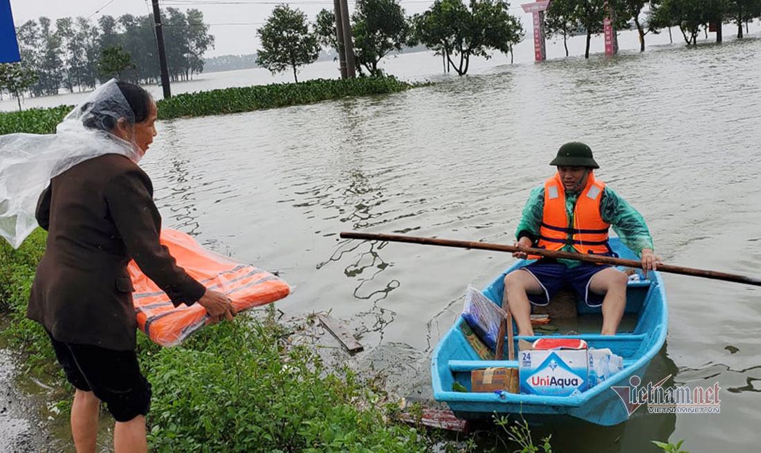 Tủ lạnh biến thành thuyền cứu người trong trận lũ lịch sử ở Hà Tĩnh