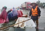 Tủ lạnh biến thành thuyền cứu người trong trận lũ lịch sử ở Hà Tĩnh
