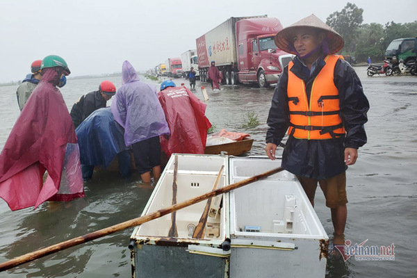 Tủ lạnh biến thành thuyền cứu người trong trận lũ lịch sử ở Hà Tĩnh