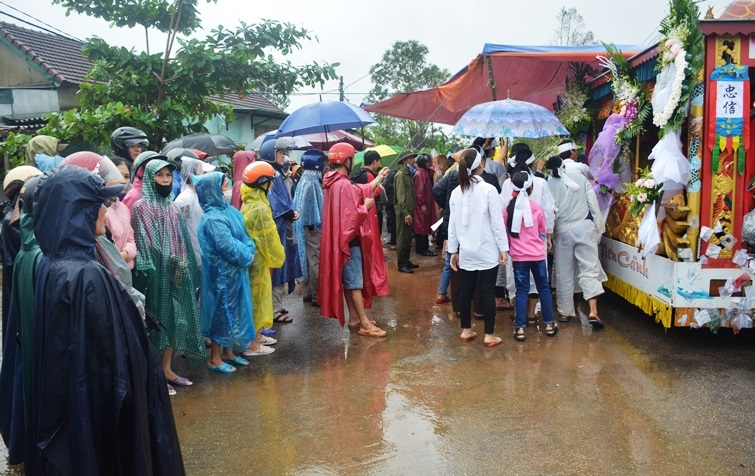 Người dân đội mưa tiễn đưa Chủ tịch huyện hy sinh ở Rào Trăng 3 về đất mẹ