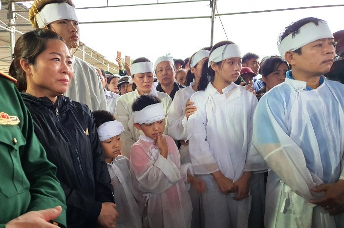 Người dân đội mưa tiễn đưa Chủ tịch huyện hy sinh ở Rào Trăng 3 về đất mẹ