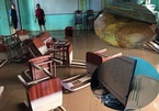 Trường học tan hoang vì mưa lũ, sách vở, máy tính ngập trong bùn