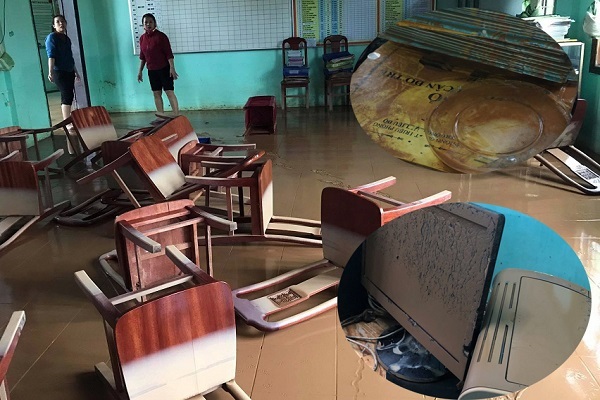 Trường học tan hoang vì mưa lũ, sách vở, máy tính ngập trong bùn