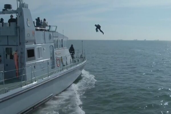 Xem binh sĩ Anh bay lượn trên không như trong phim 'Iron Man'