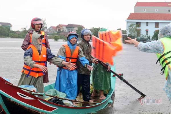 Vùng lũ miền Trung đang cần cứu trợ cái gì?