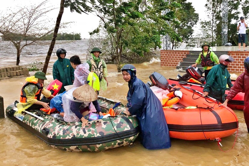 150 chiếc thuyền hơi vượt dòng nước xiết đến với đồng bào vùng lũ