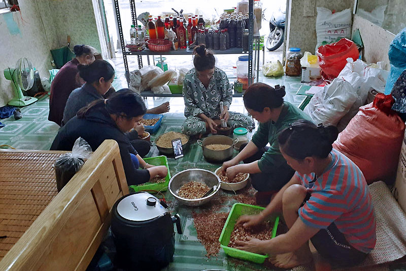 ‘Cả làng’ gọi nhau nhóm bếp, nấu nghìn suất xôi gửi vùng lũ lụt