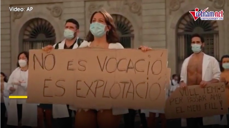 Đại dịch hoành hành, bác sĩ Tây Ban Nha cởi đồ xuống đường biểu tình