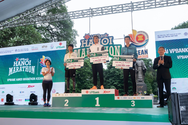 Các runner đến từ AIA Việt Nam lan toả thông điệp sống khoẻ