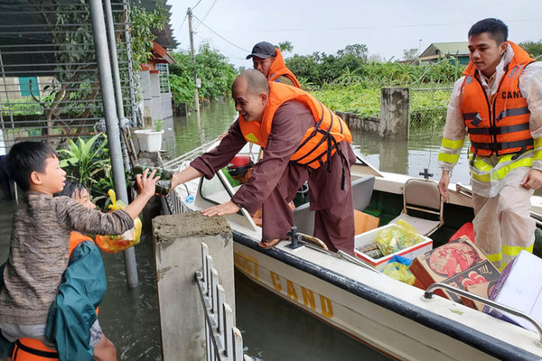 Cứu trợ lũ lịch sử ở Hà Tĩnh: ‘Tôi không nhận đâu, anh để cho nhà khác’