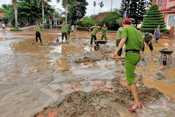 Công an dầm mưa nhổ sắn, dọn bùn giúp dân vùng lũ