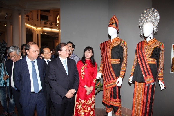 Trang phục truyền thống nước ASEAN chỉ ra sự đa dạng và sự làm việc chung của các quốc gia trong khu vực. Hãy cùng nhìn ngắm các bộ trang phục độc đáo từ các quốc gia, phản ánh sự đa dạng văn hóa và nghệ thuật của khu vực này.