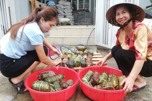 Người dân TP.HCM gói 5.000 bánh chưng, bánh tét gửi vùng lũ miền Trung