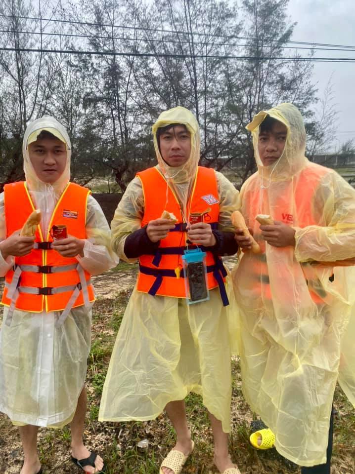 Sao Việt dầm mưa, bị lật thuyền khi cứu trợ người dân miền Trung
