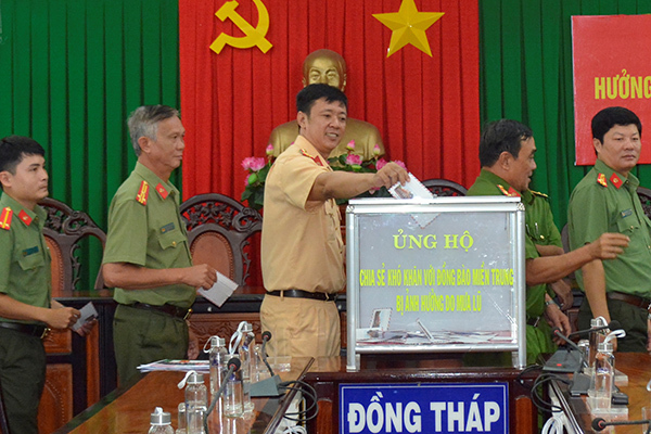 Công an Đồng Tháp, Sóc Trăng quyên góp 1,3 tỷ đồng ủng hộ đồng bào miền Trung