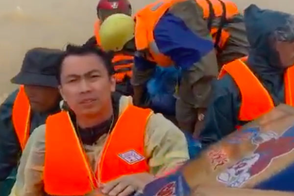 Hồ Việt Trung chính thức lên tiếng khi bị chỉ trích vì quăng quà cứu trợ cho người dân miền Trung, Tiến Luật vào trấn an