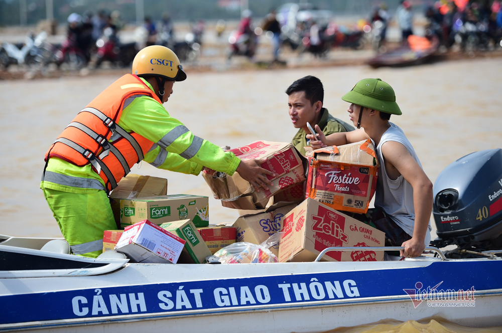 Hanoi relief trucks and buoys launched in Quang Binh