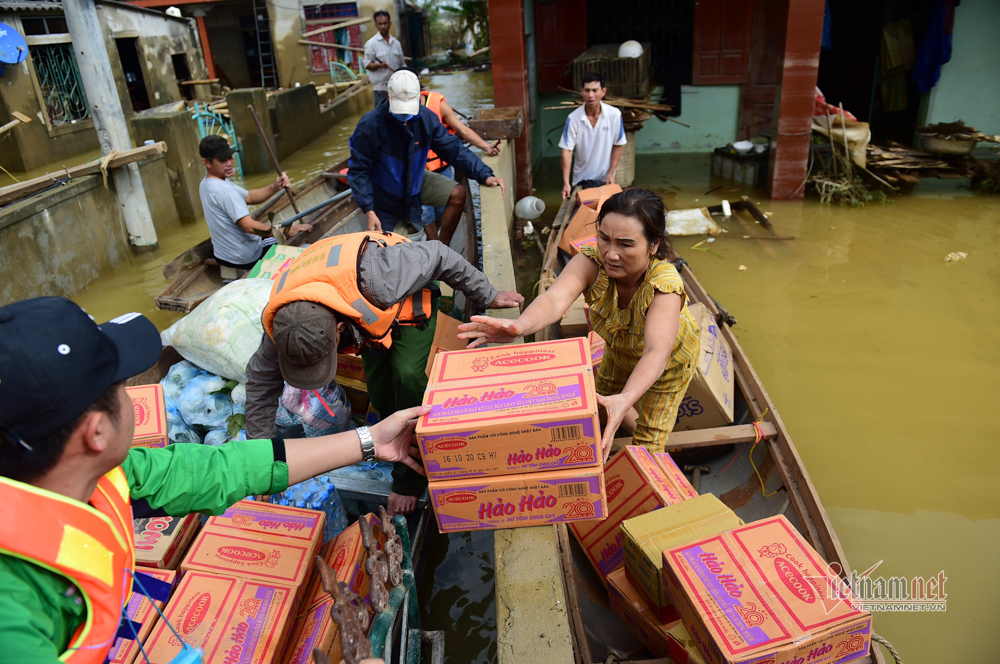 Hanoi relief trucks and buoys launched in Quang Binh