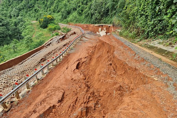 Đường du lịch gần 30 tỷ ở Đắk Nông sạt lở như bị động đất