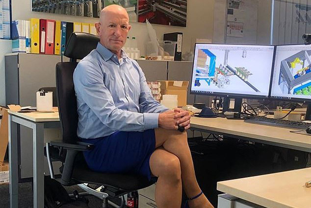 Người đàn ông mặc váy tới công sở: 'Tôi là trai thẳng, quần áo không có giới tính'