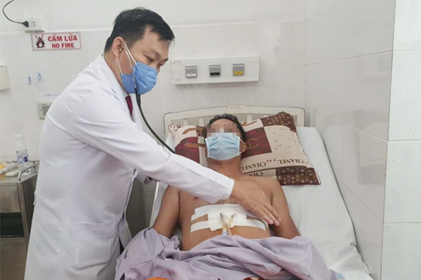 Bác sĩ chạy đua với tử thần cứu sống người đàn ông bị đâm thủng tim