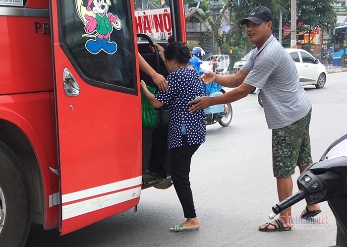 Để cửa ô tô mở khi đang chạy có thể bị phạt nặng