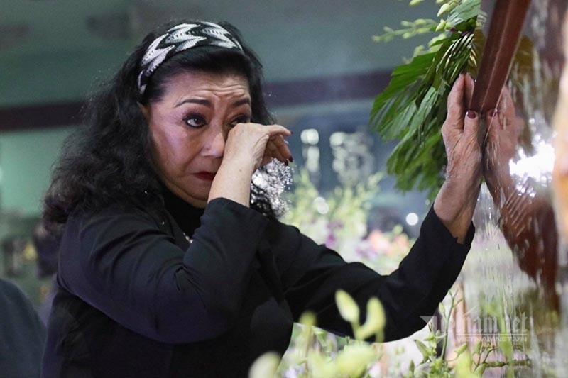 Lý Hùng, Lý Hương òa khóc đau xót trong tang lễ của NSND Lý Huỳnh