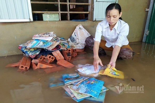 'Chú có biết nhà hảo tâm nào tặng sách, vở... để anh, chị xin cho cháu học'