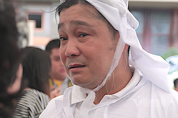 Lý Hùng, Lý Hương òa khóc đau xót trong tang lễ của NSND Lý Huỳnh