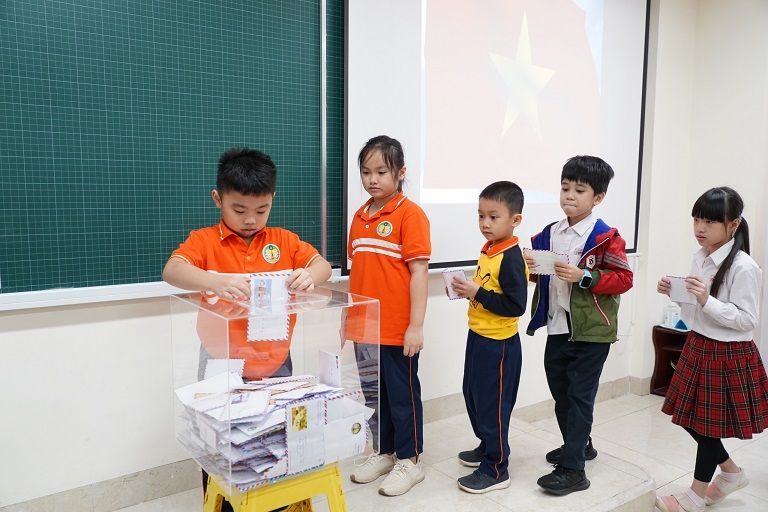 Giáo viên dành 1 tháng lương, học trò viết thư gửi vùng lũ