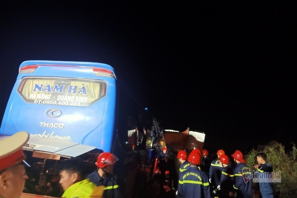Xe khách đâm xe tải đang đỗ khiến 1 phụ nữ tử vong